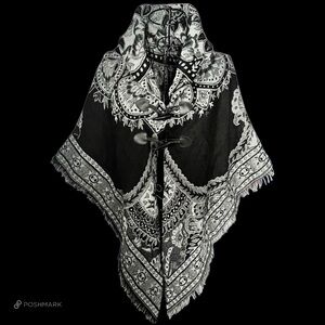 💖 Black & White Toggle Shawl 💖